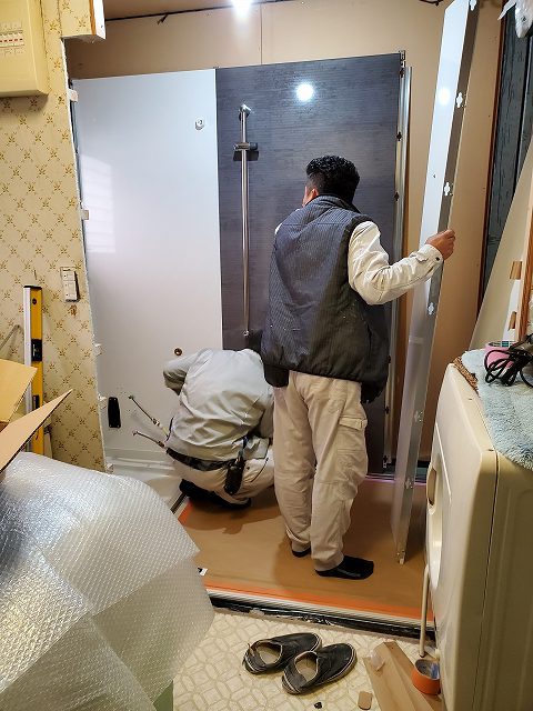 新しいユニットバスを組み立てている様子